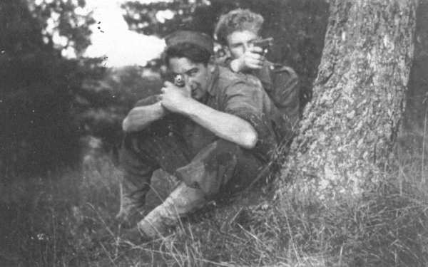 Soldat En équipement Militaire Avec Une Arme à Feu Sur Fond Blanc Un  Commando En Uniforme Avec Une Arme à Feu Pour Viser Et Attaquer